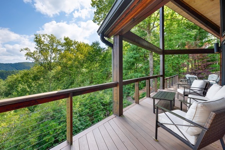 Kricket's Overlook- Entry level deck with outdoor seating