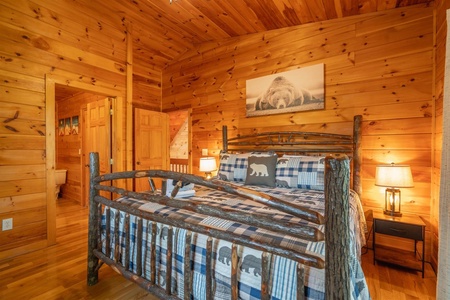 Bearfoot Lodge - Master Suite King Bed, ensuite and Private Screened Deck