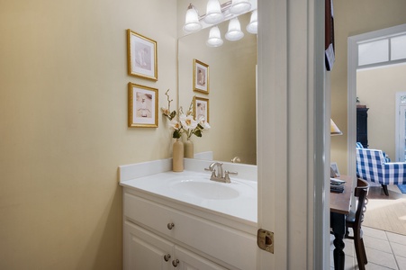 Lakeview Lounge - Foyer Shared Bathroom