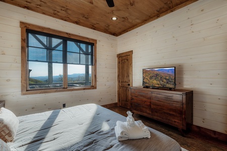 Mountain Air - Lower-level King Bedroom