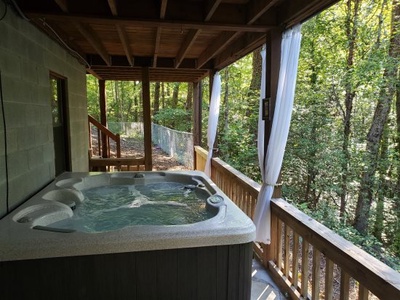 Falling Leaf- Hot tub access on the lower level deck