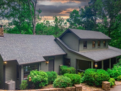 Gleesome Inn- Front view from the cabin from the driveway