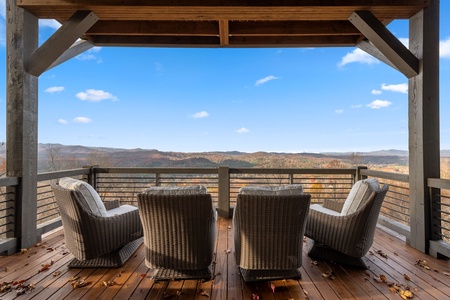 Blue Run - Lower Level Deck Lounge Area