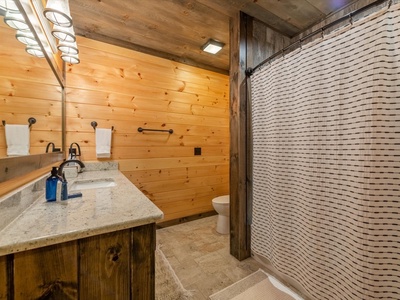 The Bird's Nest - Lower Level Shared Bathroom
