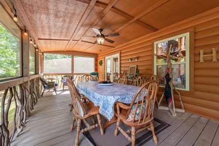 The Loose Caboose - Front Entry Level Deck Dining Area