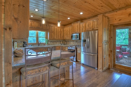 Woodsong - Kitchen with Breakfast Bar Seating