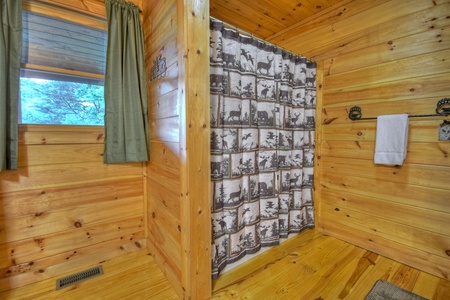 Ole Bear Paw Cabin - Entry Level Full Shared Bathroom