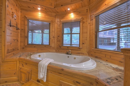Deer Watch Lodge- Soaking tub in the master bathroom