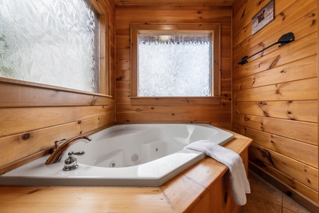 Cruach Mor - Upper Level Primary King Bedroom's Bathroom