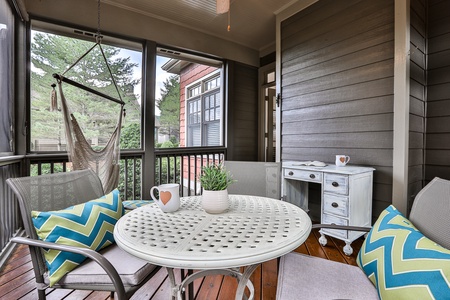 Bear Pause Cottage - Screened In Porch Space