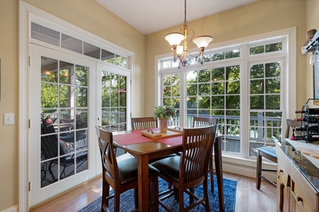 Lakeview Lounge - Kitchen Nook