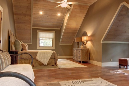 Blue Ridge Lake Retreat - Upper-Level King Bedroom with Day Bed