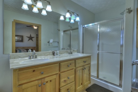 Stanley Creek Lodge - Guest Bathroom