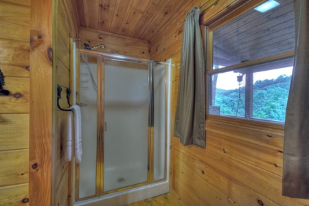 Ole Bear Paw Cabin - Entry Level King Suite Shower
