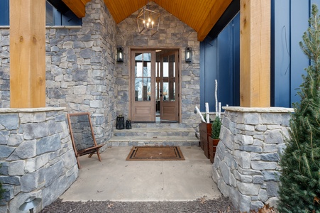 Blue Fox Lodge - Entry