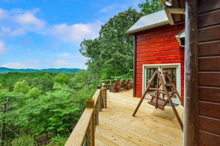 Pinecrest Lodge - Entry Level Deck