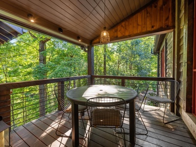 River Joy Lodge- Entry Level Deck Breakfast Nook