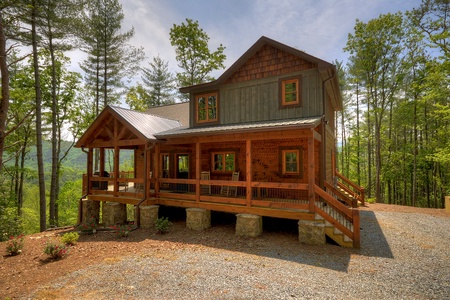 Vista Rustica- Side view of the cabin leading up to the entrance