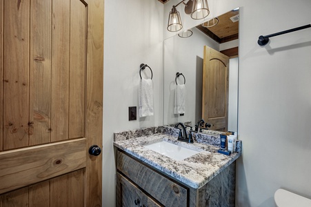 Wine Down Ridge - Upper Level King Bedroom's Bathroom