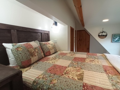 Stanley Creek Lodge - New Queen Bedroom Overlooking Stanley Creek