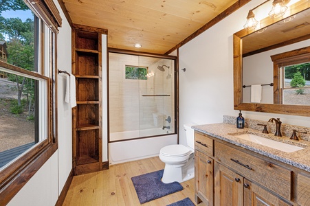 Mountain Echoes- Upper level king bedroom's private bathroom