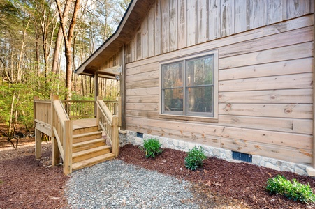 Trail Side Retreat: Cabin Deck Steps