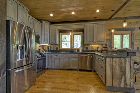 Vista Rustica- Full kitchen area with appliances