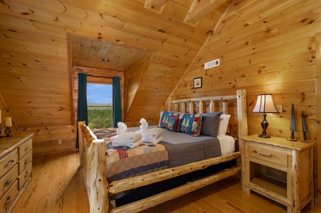 Pinecrest Lodge - Upper Level King Bedroom