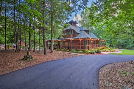 Deer Watch Lodge - Front of the lodge drive up view