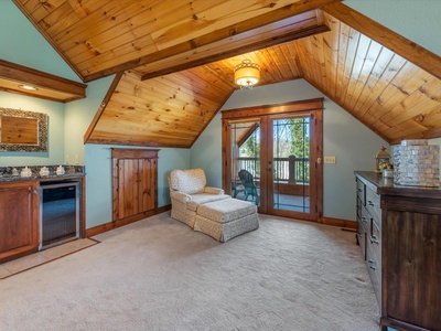 Blue Ridge Cottage - Upper-level Primary Bedroom