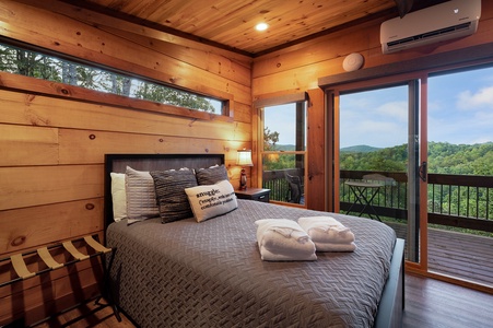 3 Peaks Treehouse - Queen Bedroom