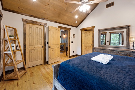 Mountain Echoes- Upper level master king suite with a private deck area