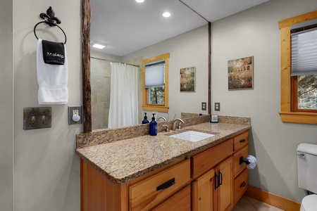 Deer Haven - Entry Level Shared Bathroom