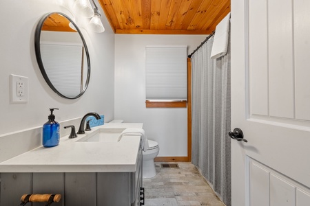 Blue Ridge Bliss - Entry Level Shared Bathroom