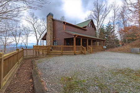 A Bear's Lair - Cabin Rental in Blue Ridge Georgia