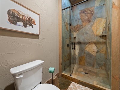 Stone Creek Lodge - Lower-Level Shared Bathroom