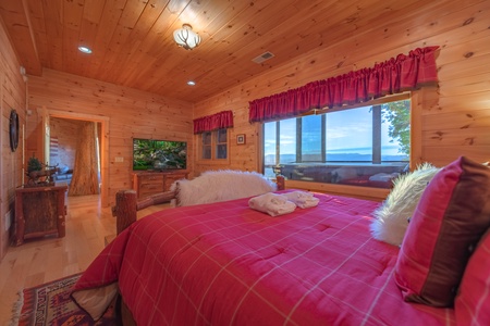 Saddle Lodge - Lower Level King Bedroom
