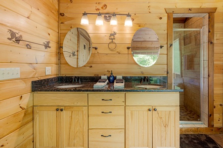 Feather Ridge - King Suite Bathroom