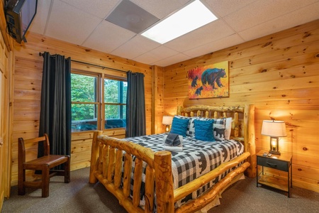 Bearfoot Lodge - Lower Level Queen Bedroom