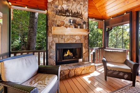 Soaring Hawk Lodge - Entry Level Screened In Deck Fireplace