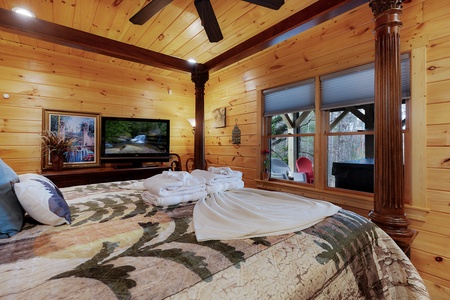 Deer Haven - Lower-Level King Bedroom Suite with Mountain View