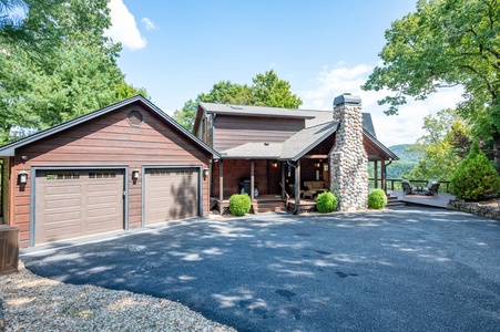 Kricket's Overlook- Front of the cabin with the perspective of the driveway