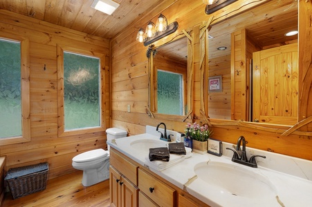 Pinecrest Lodge - Upper Level Shared Bathroom