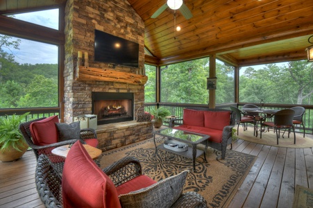 Woodsong - Screened-In Porch Lounge Area