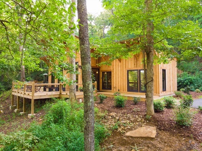 Sugar Shack - Front deck and entry