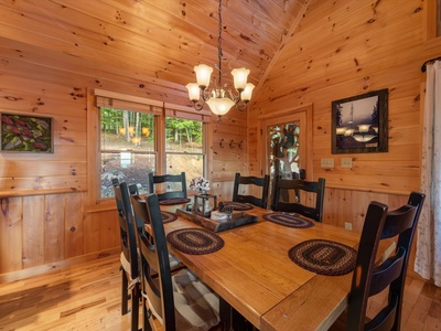 Soaring Hawk Lodge - Entry Level Dining Area