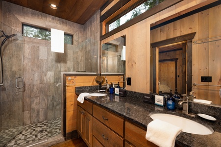 3 Peaks - Entry Level Queen Suite Private Bathroom