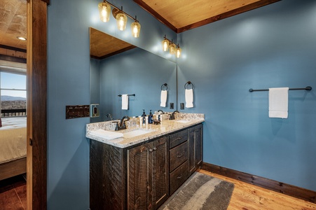 Wine Down Ridge - Entry Level Primary King Bedroom's Bathroom