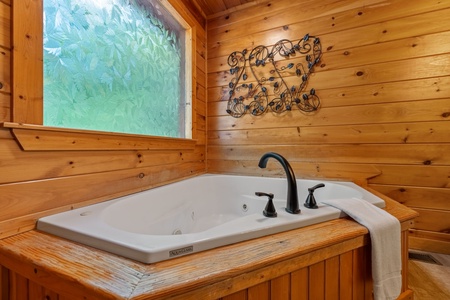 Mountain High Lodge - Upper Level Primary King Bedroom's Bathroom