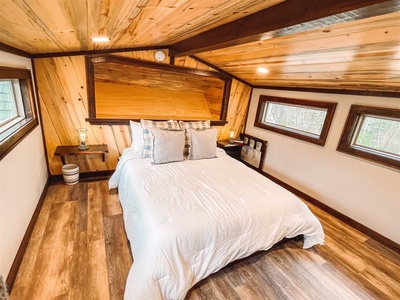 Misty Mountain Treehouse - Loft Level Double Bed